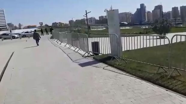Xüsusi karantin rejimi qərarından sonra Bakıda parkların ətrafı hasarlanır, skamyalar götürülür