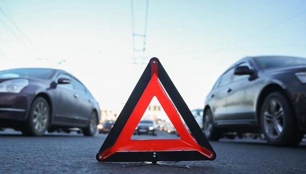 Cəlilabadda avtomobil ağaca çırpıldı: Sürücü öldü